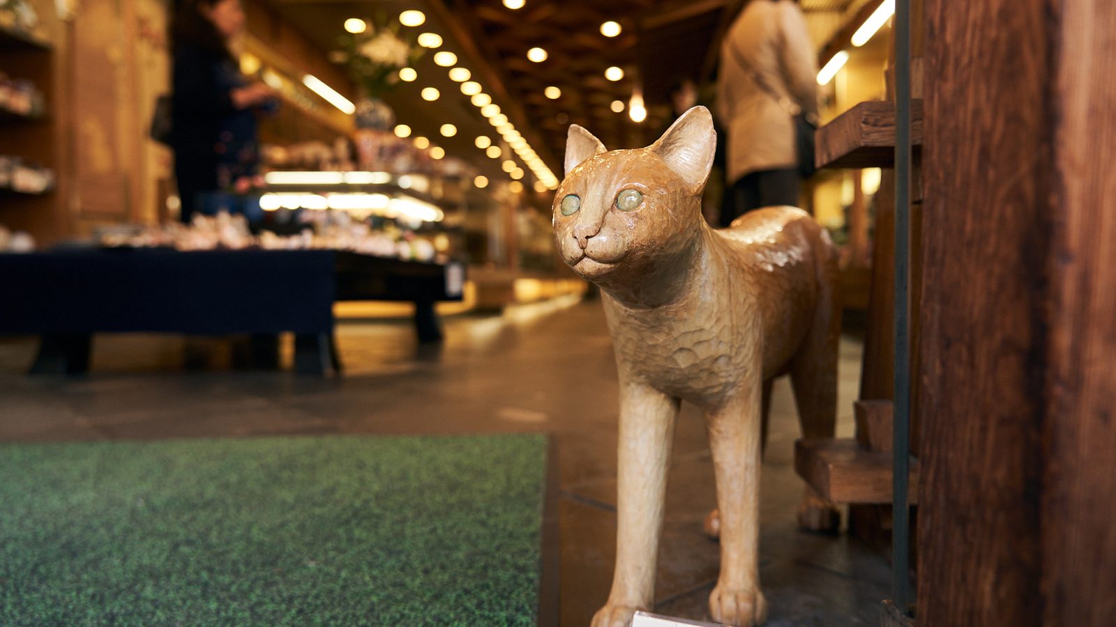 Go check out the “Shichifuku neko”(Seven lucky cats) in Yanaka!